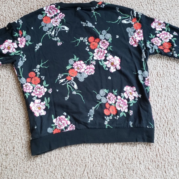 Super Cute H&M Cotton Sweatshirt Black with Pretty Pink Red Green Floral Flowers - Picture 3 of 12